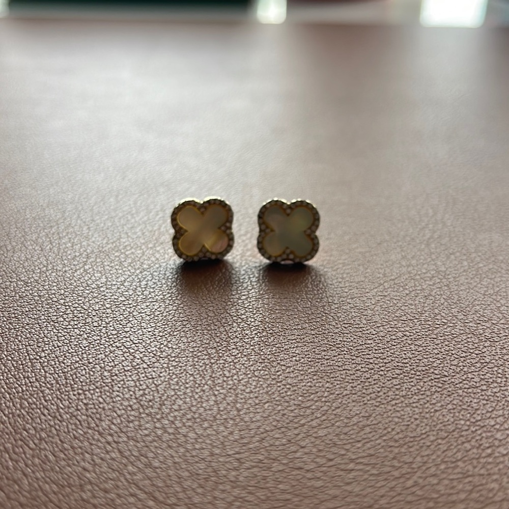 Clover stud earrings in gold and mother of pearl